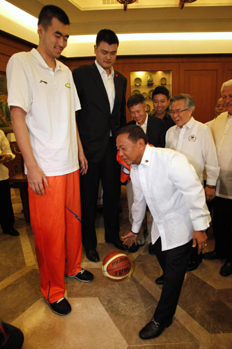 Yao Ming and Shanghai Sharks on friendly visit in Manila