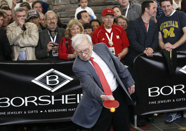 Buffett, Bill Gates play table tennis at annual shareholder meeting