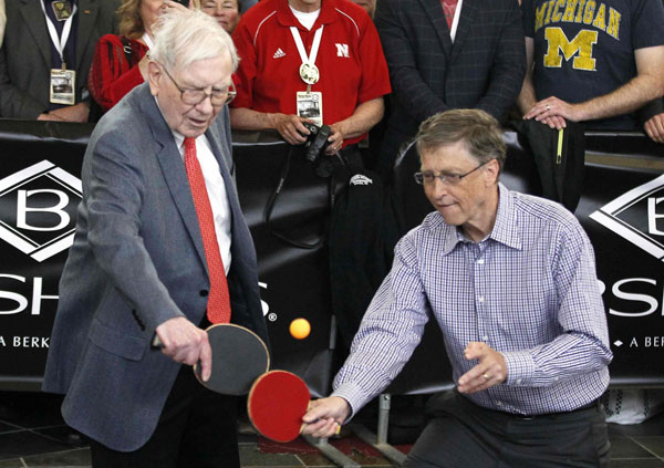 Buffett, Bill Gates play table tennis at annual shareholder meeting