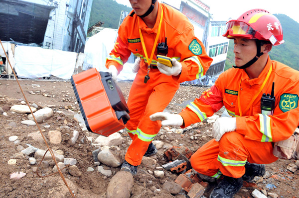 Joint quake rescue drill in East China