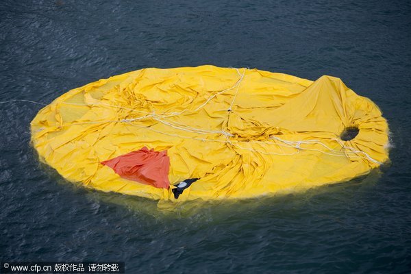 Rubber Duck falls into Victoria Harbor