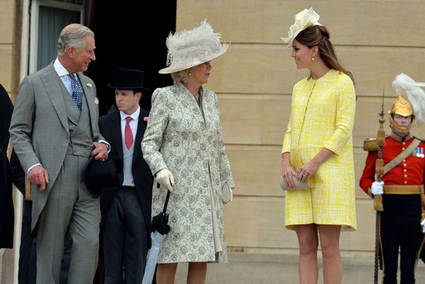 Pregnant Duchess appears at Queen's garden party