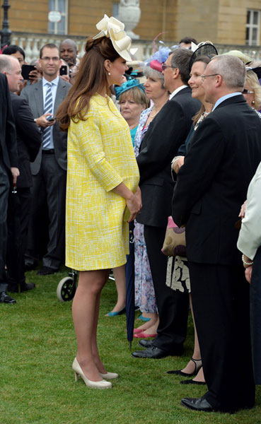 Pregnant Duchess appears at Queen's garden party