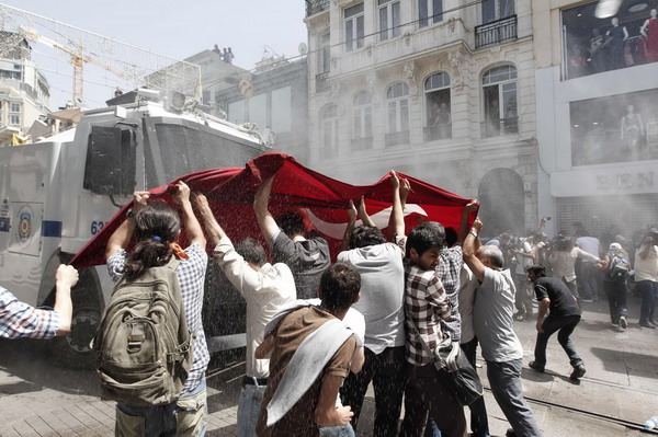 Turkish Police, protesters clash in Istanbul