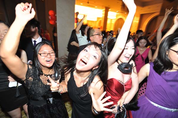 Wuhan stages Gossip Girl-style prom