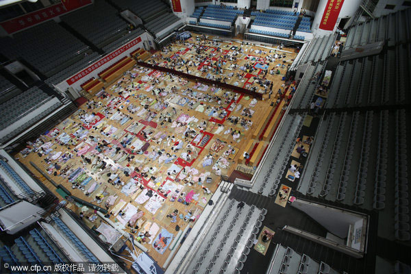 Students sleep in gym to avoid heat in dorms