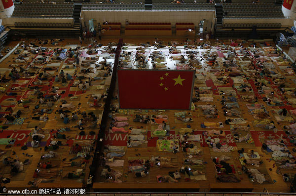 Students sleep in gym to avoid heat in dorms