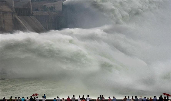 Water gush out of Xiaolangdi Reservoir