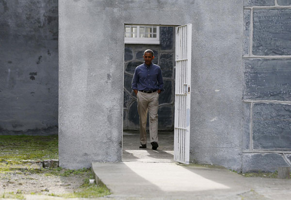 Obamas tour Mandela's island jail