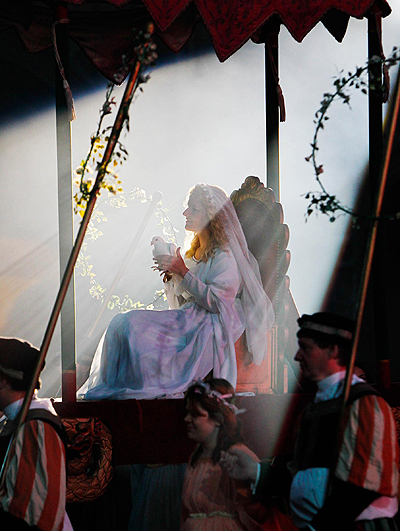 Parade re-creates medieval scene in Belgium