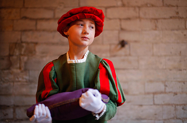 Parade re-creates medieval scene in Belgium