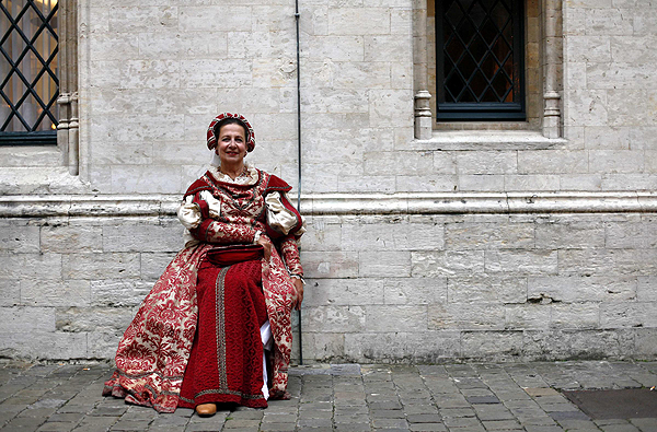 Parade re-creates medieval scene in Belgium