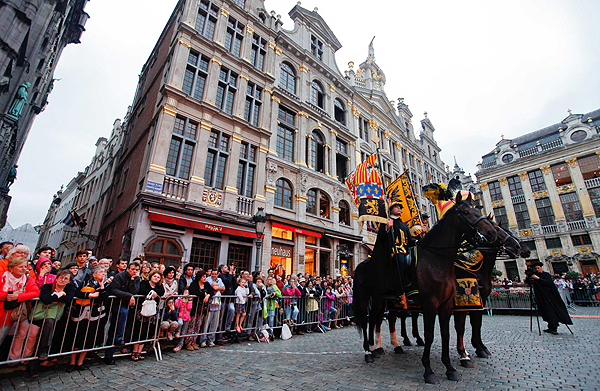 Parade re-creates medieval scene in Belgium