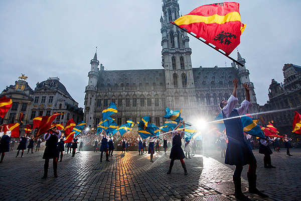 Parade re-creates medieval scene in Belgium