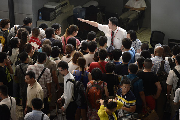 Storm strands passengers at Shanghai airports