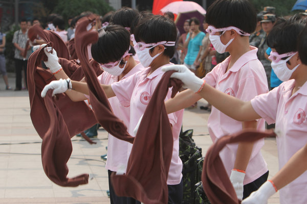 Chinese students put on duck-and-cover drill