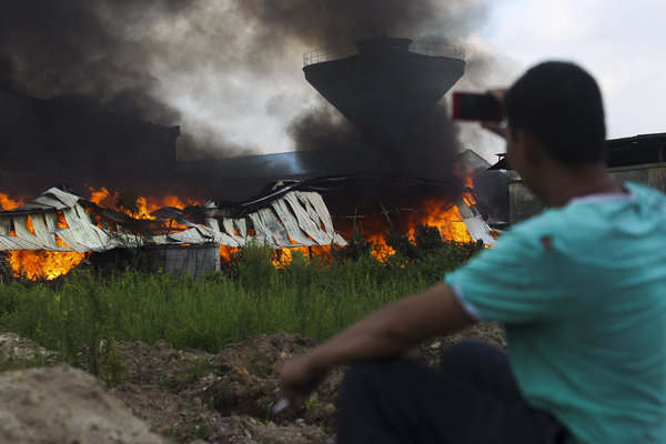 Fire in S China takes down food warehouses