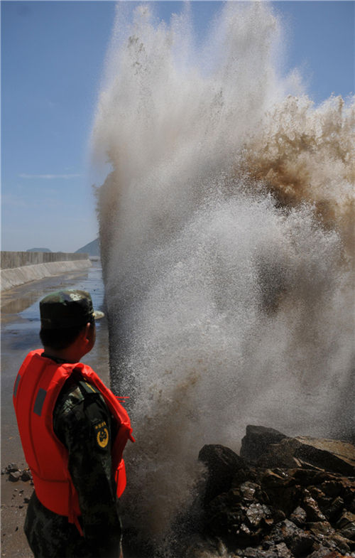 Typhoon Soulik brings huge waves