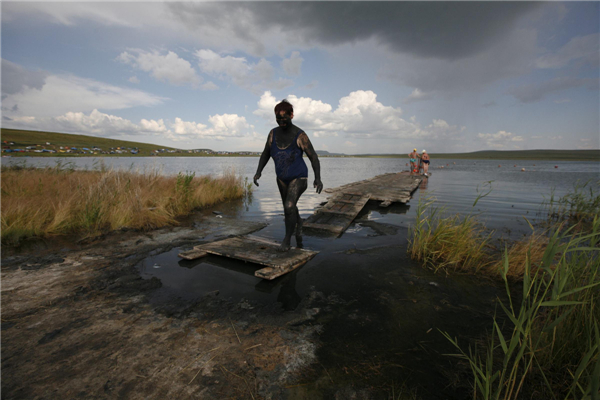 Russians enjoy black mud carnival