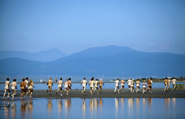 Bare bans run for fun in Vancouver