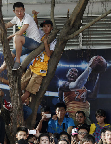 Kobe Byrant meets fans in Shenzhen