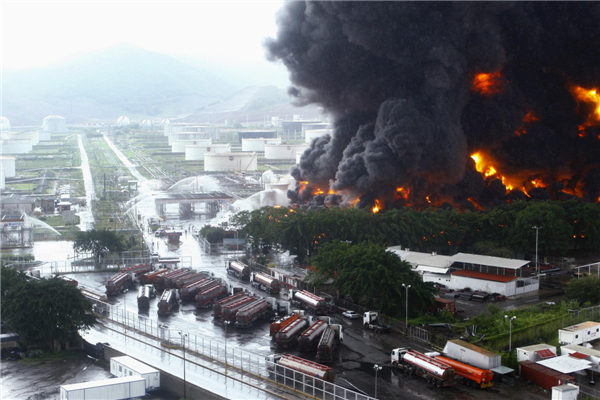 Lightning starts fire at Venezuela refinery