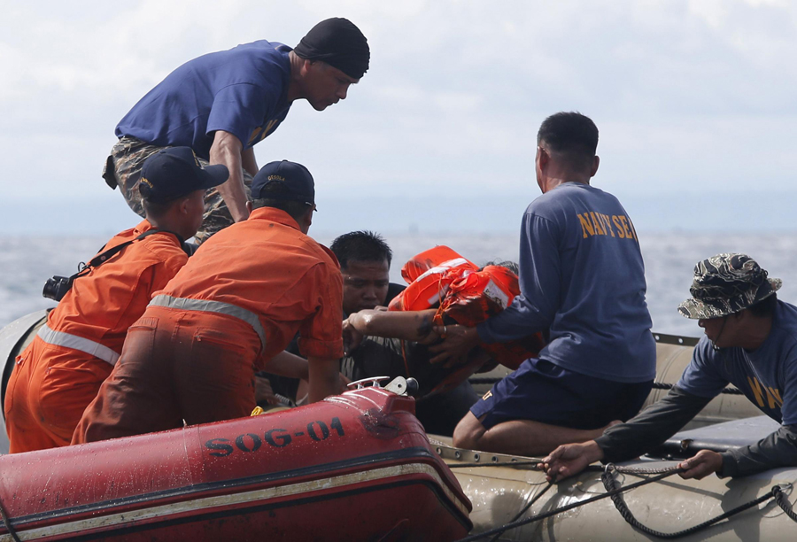 28 dead, 214 missing in Philippine ship collision