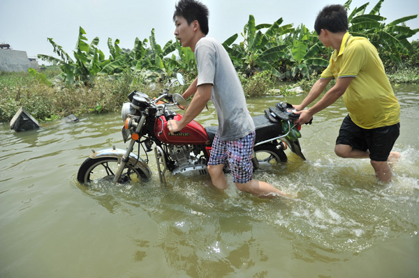 Rescue work begins following floods in S China