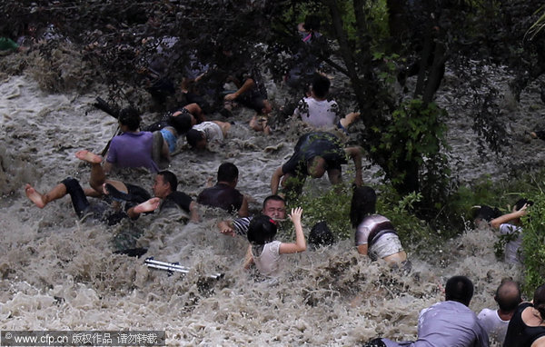 Typhoon waves crash over spectators in E China