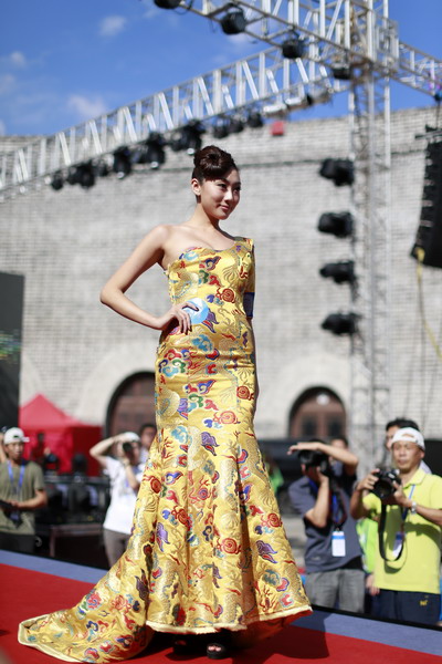 Models at car festival in N China