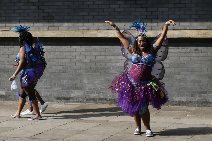 Notting Hill Carnival opens as a color feast