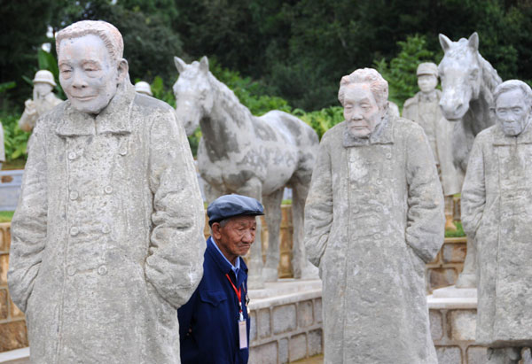 Sculptures pay tribute to war heroes