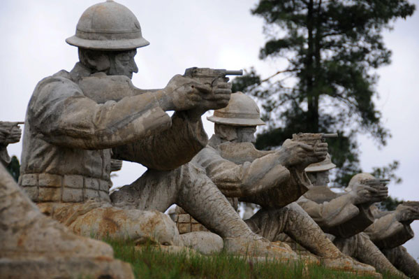 Sculptures pay tribute to war heroes