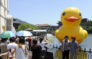 Giant rubber duck set to float in Beijing
