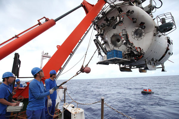 Woman scientist dives by submersible<EM> Jiaolong</EM>