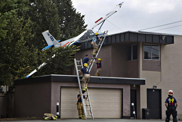 A glider crashes to house rooftop in UK