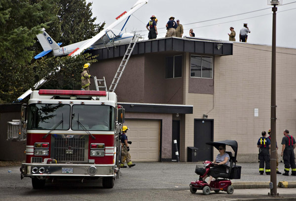 A glider crashes to house rooftop in UK