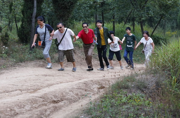 Blind people see the world in outdoor exercise