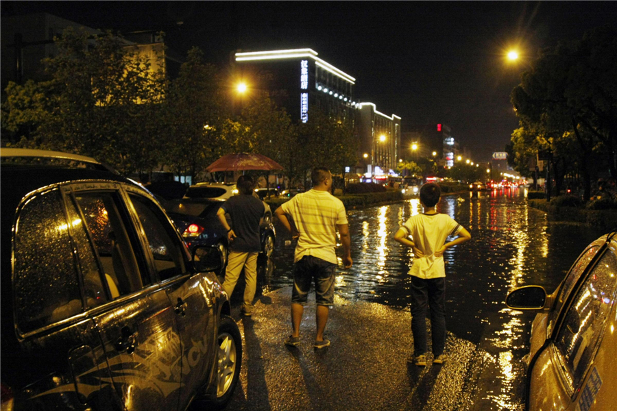 Heavy rain hits Hangzhou, causing traffic jam