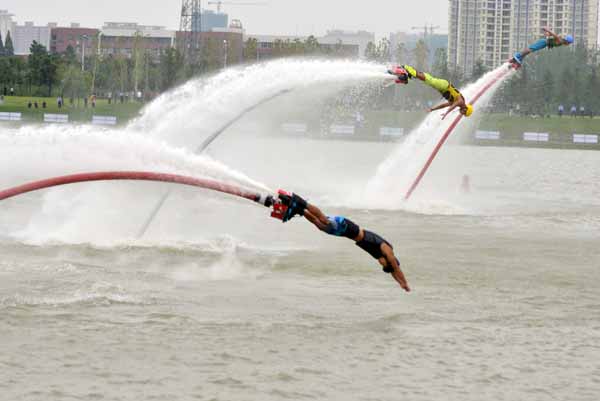 Stunt spectacle kicks off rowing championships