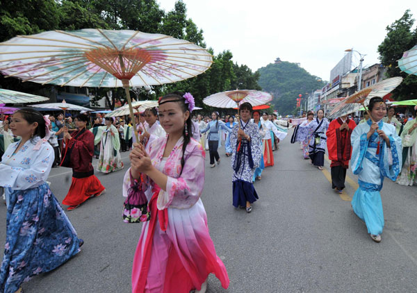 International carnival parade held in S China