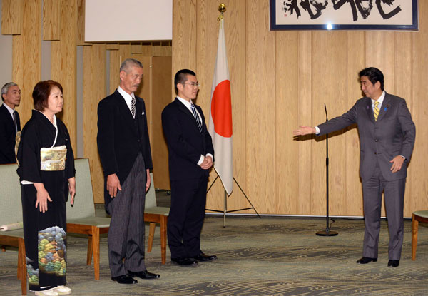 Abe honors heroic Chinese student