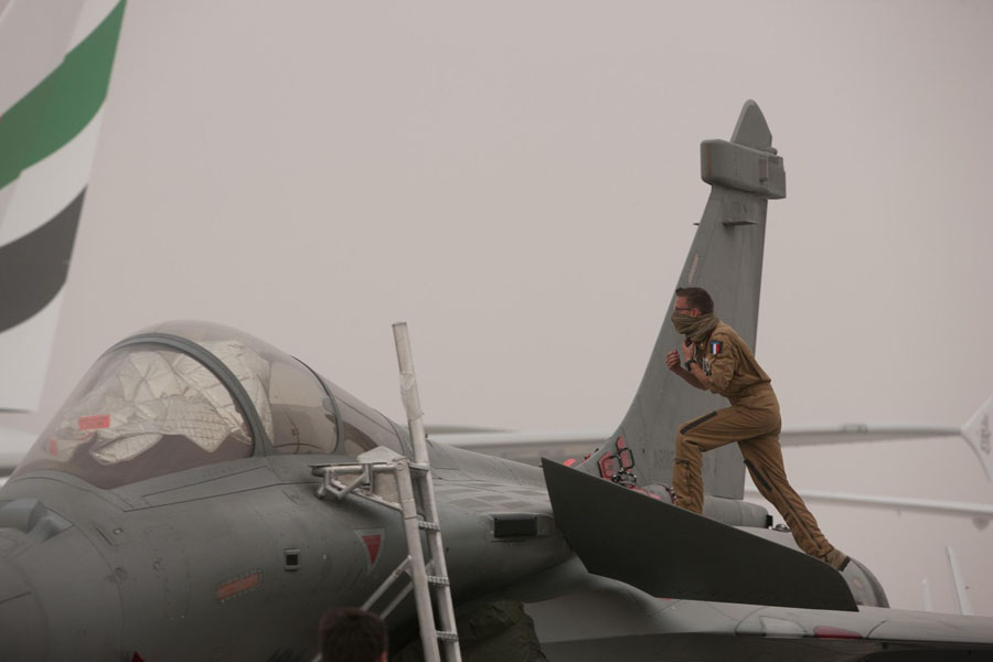 Dubai Airshow opens in sandstorm