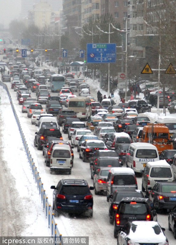 Clean-up begins after blizzard in Harbin