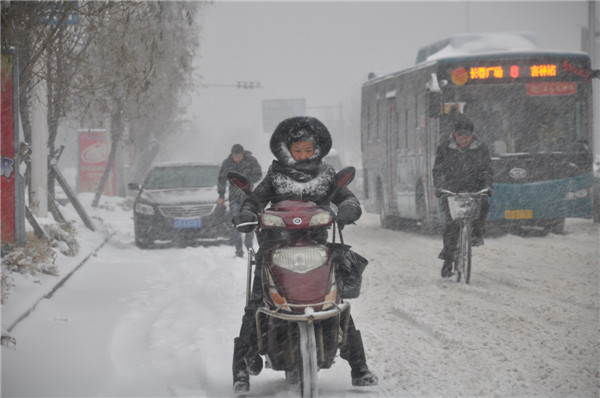 In photos: NE China blanketed by heavy snow