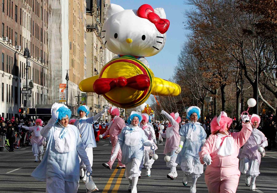 Americans mark Thanksgiving Day with parades