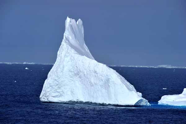 Icebreaker <EM>Xuelong </EM>encounters iceberg