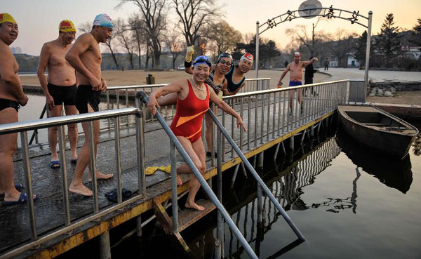 Swimming lovers brave cold in NE China