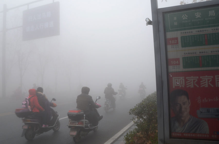 Heavy smog hits East China