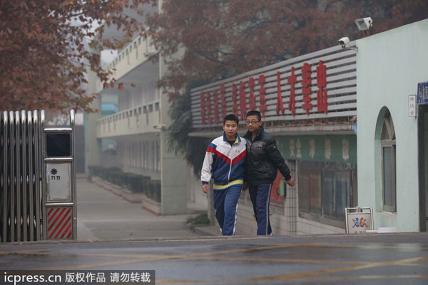 Smoggy E China city suspends classes